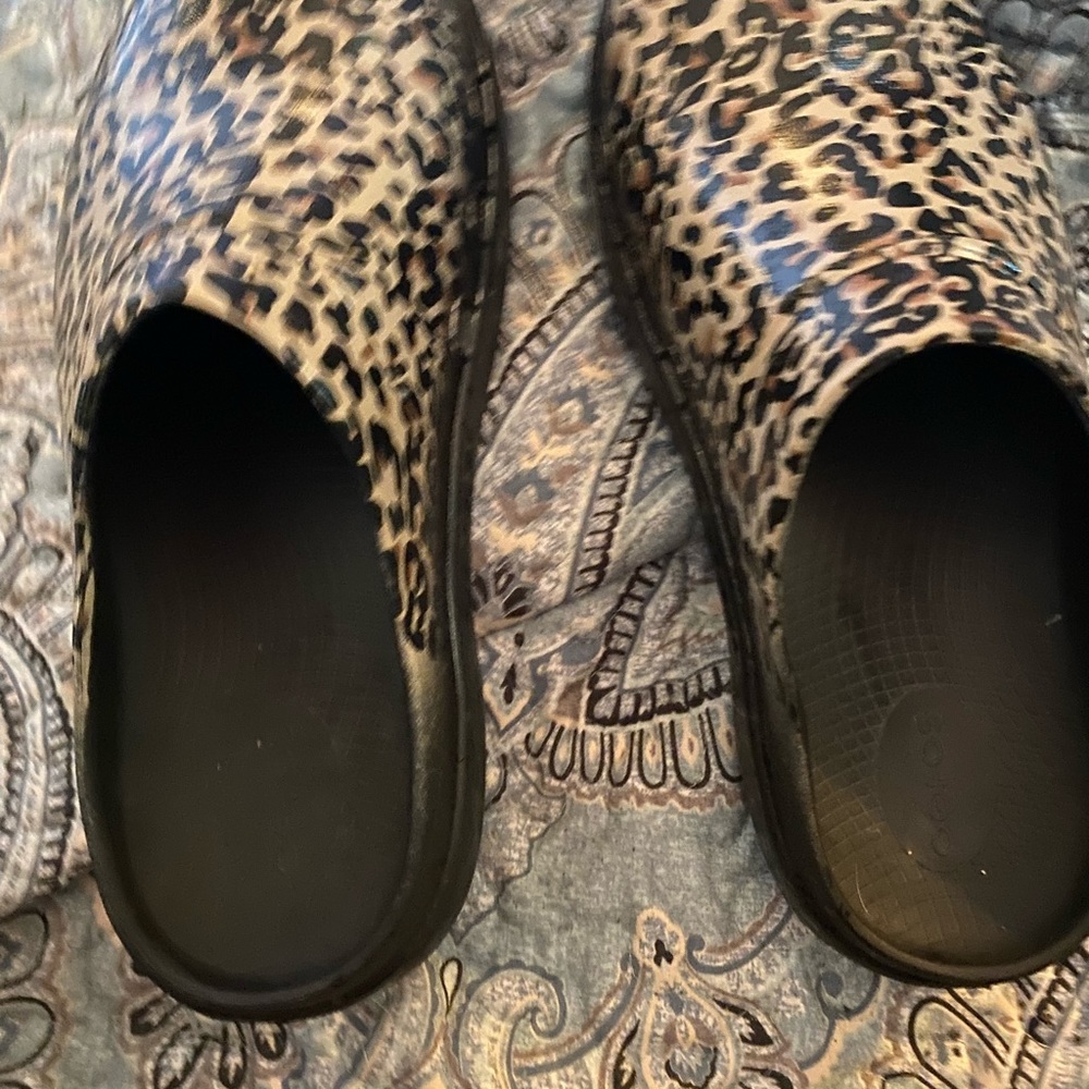 Oofos clogs